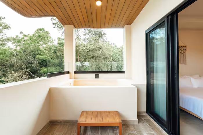 Balcón con jacuzzi Marekar